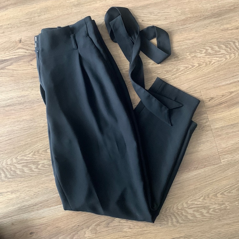 H&M Womens dress pants, hardly worn, comes with a detachable belt.